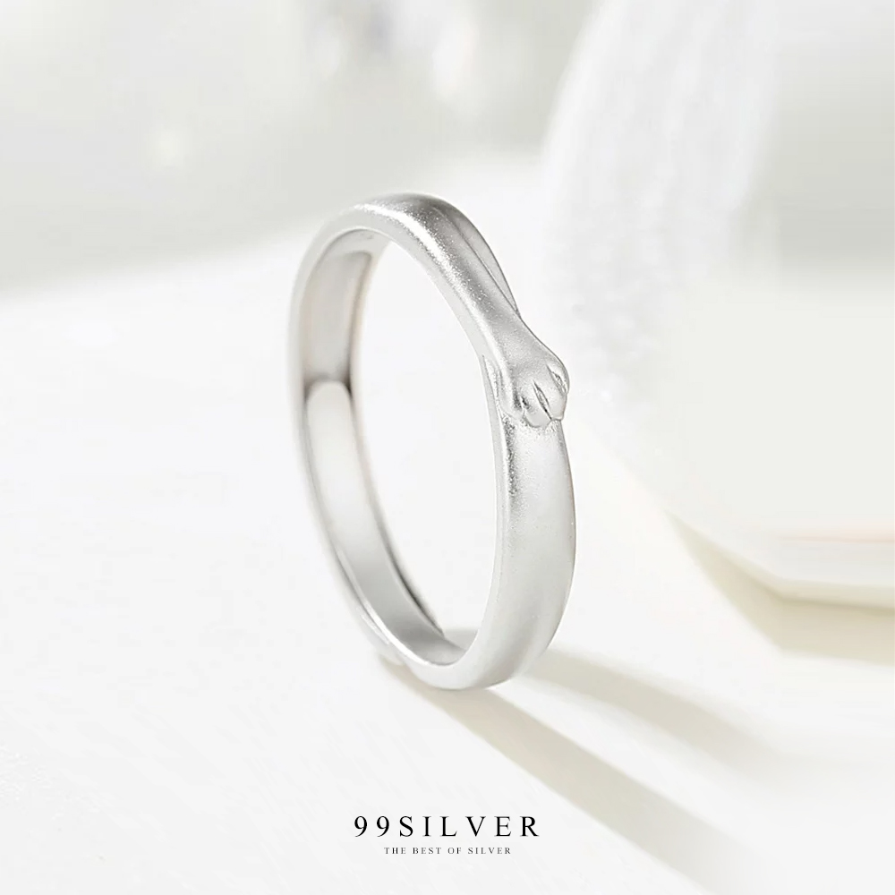 แหวนคู่รักแมวกอด ทำเป็นรูปมือแมวกำลังโอบนิ้วคุณอยู่ ตัวเรือนชุบทองคำขาวและพิ้งค์โกล