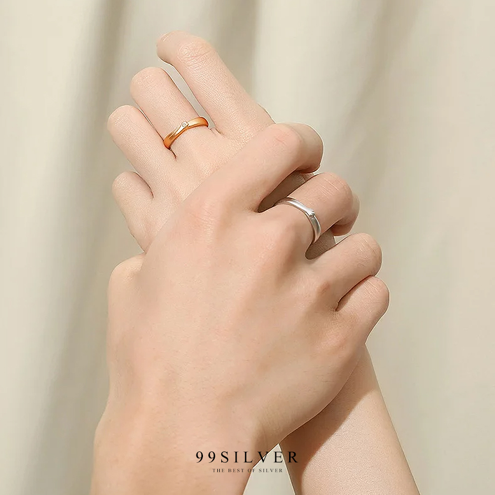 แหวนคู่รักแมวกอด ทำเป็นรูปมือแมวกำลังโอบนิ้วคุณอยู่ ตัวเรือนชุบทองคำขาวและพิ้งค์โกล