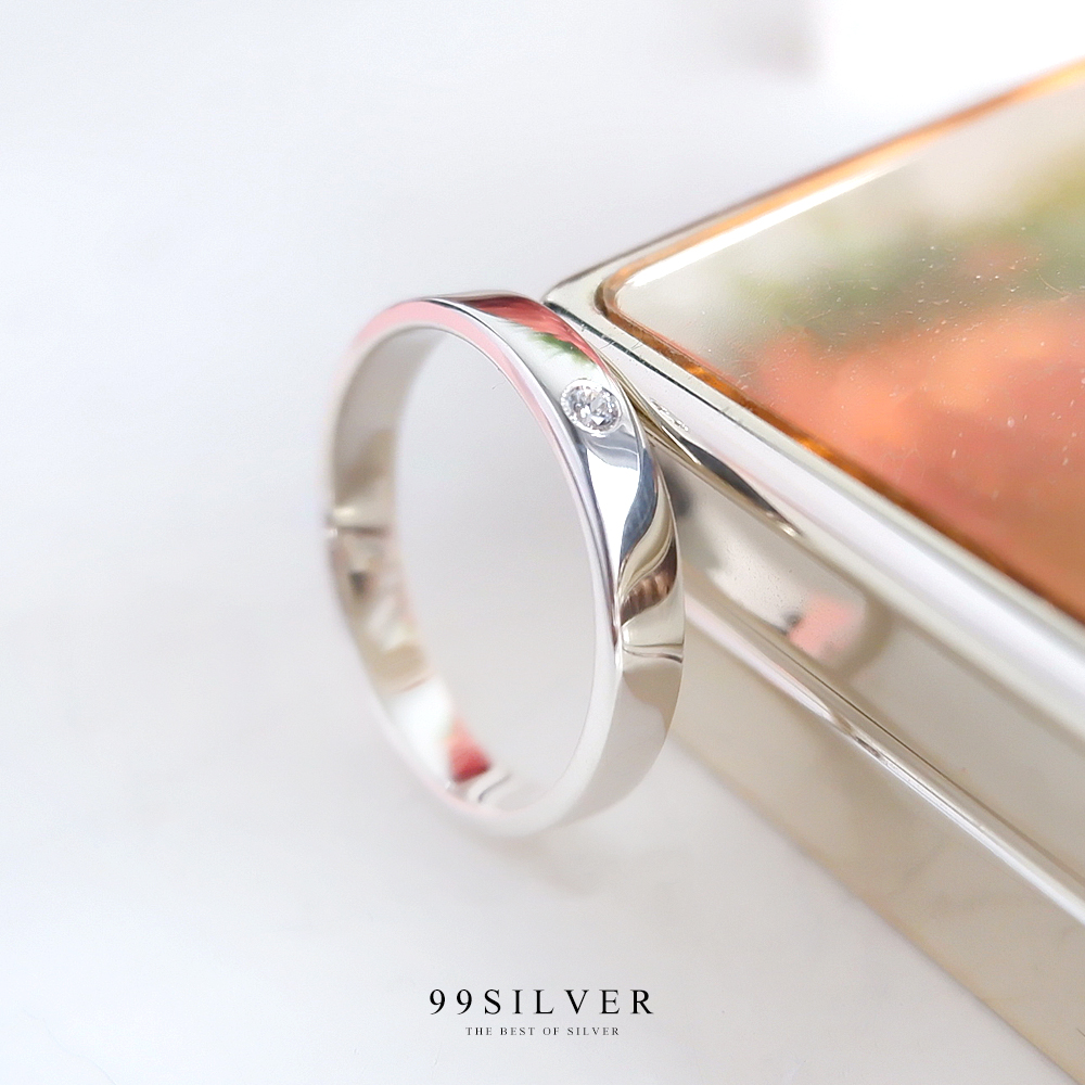 แหวนเงินแท้หน้าเรียบกว้าง 3 มิลลิเมตร ฝังเพชร 1 เม็ด ทรงกลม ตัวเรือนหน้าตัด