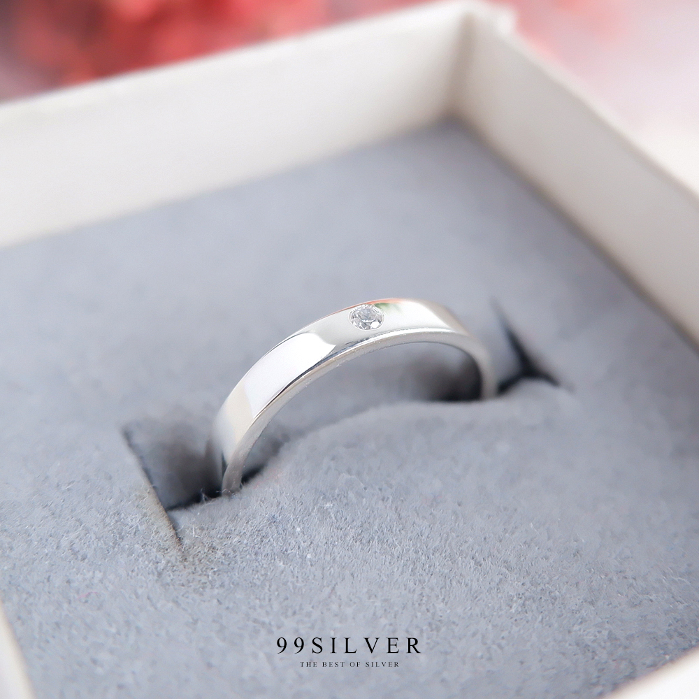 แหวนเงินแท้หน้าเรียบกว้าง 3 มิลลิเมตร ฝังเพชร 1 เม็ด ทรงกลม ตัวเรือนหน้าตัด