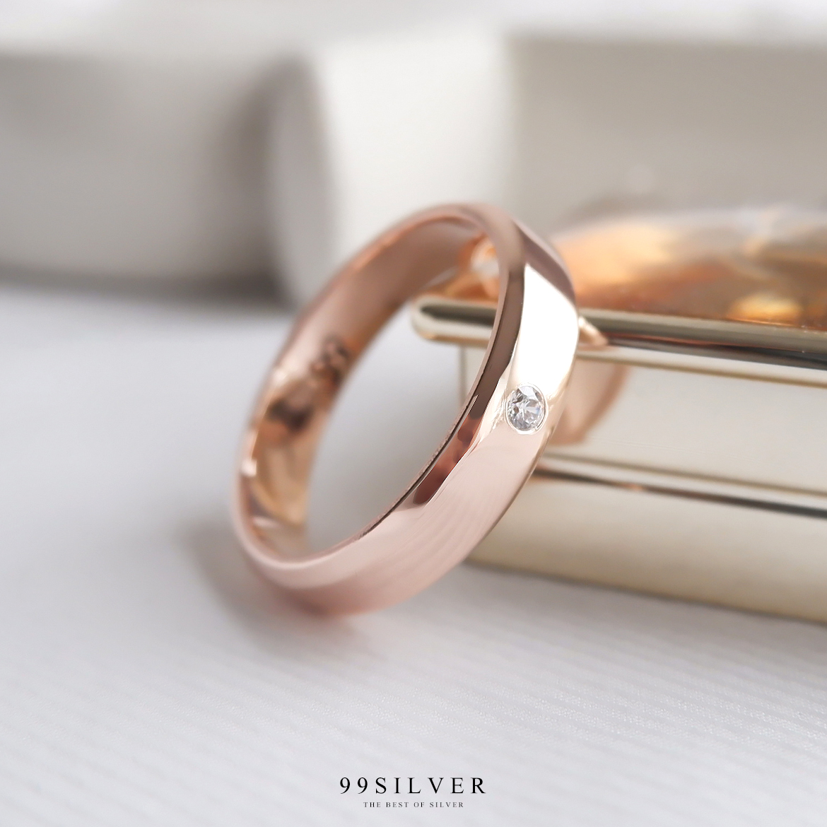 แหวนเงินแท้หน้าเรียบกว้าง 6 มิลลิเมตร ฝังเพชร 1 เม็ด ทรงกลม ตัวเรือนลดขอบเฉียง