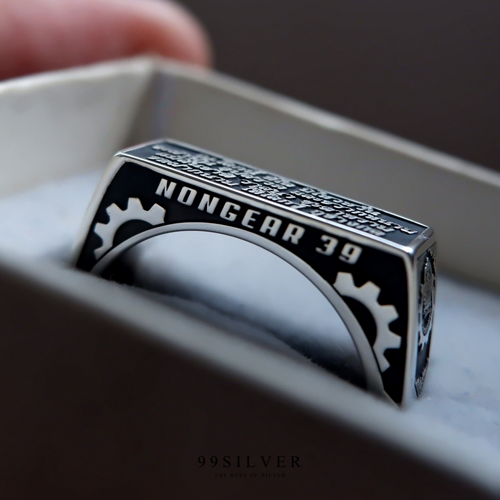 แหวนรุ่น ตัวเรือนเงินแท้แบบมาตรฐาน (เหลี่ยมยาว) สามารถออกแบบ Logo ได้ทุกตำแหน่ง