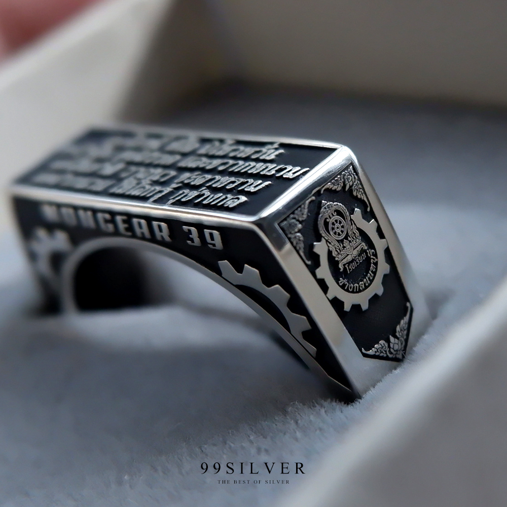 แหวนรุ่น ตัวเรือนเงินแท้แบบมาตรฐาน (เหลี่ยมยาว) สามารถออกแบบ Logo ได้ทุกตำแหน่ง