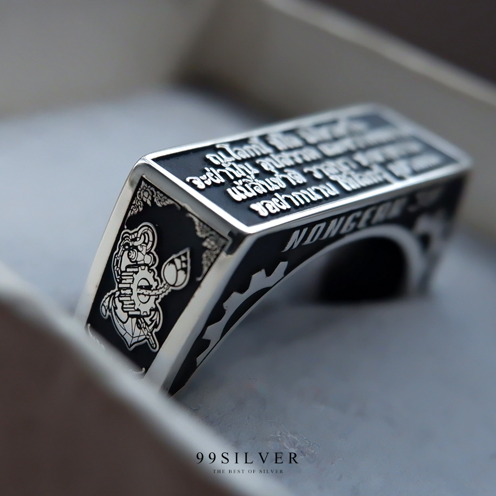 แหวนรุ่น ตัวเรือนเงินแท้แบบมาตรฐาน (เหลี่ยมยาว) สามารถออกแบบ Logo ได้ทุกตำแหน่ง