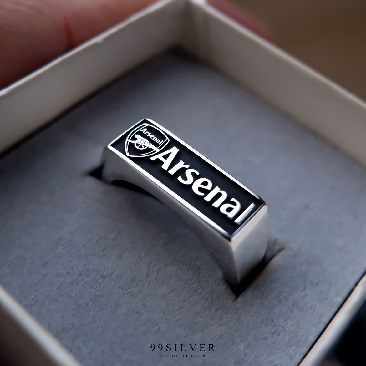 แหวนรุ่น ตัวเรือนเงินแท้แบบมาตรฐาน (เหลี่ยมยาว) สามารถออกแบบ Logo ได้ทุกตำแหน่ง