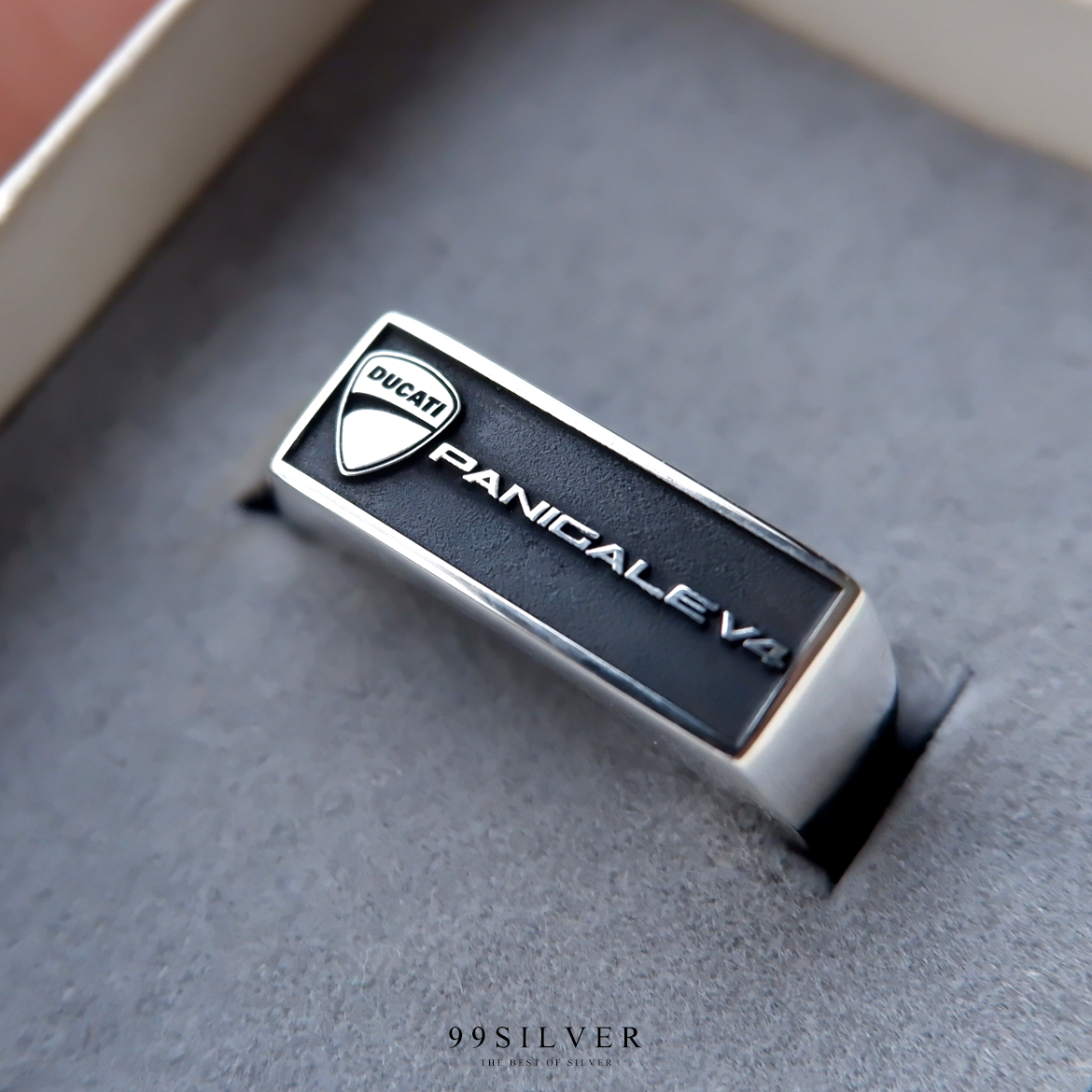 แหวนรุ่น ตัวเรือนเงินแท้แบบมาตรฐาน (เหลี่ยมยาว) สามารถออกแบบ Logo ได้ทุกตำแหน่ง