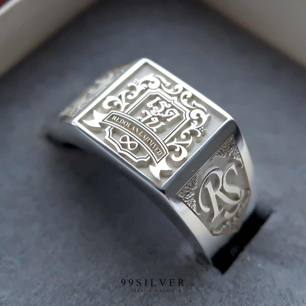แหวนนามสกุลหน้าเหลี่ยม 11 มิลลิเมตร เนื้อตันแกะลายออกแบบอักษร พื้นหลังพ่นทราย
