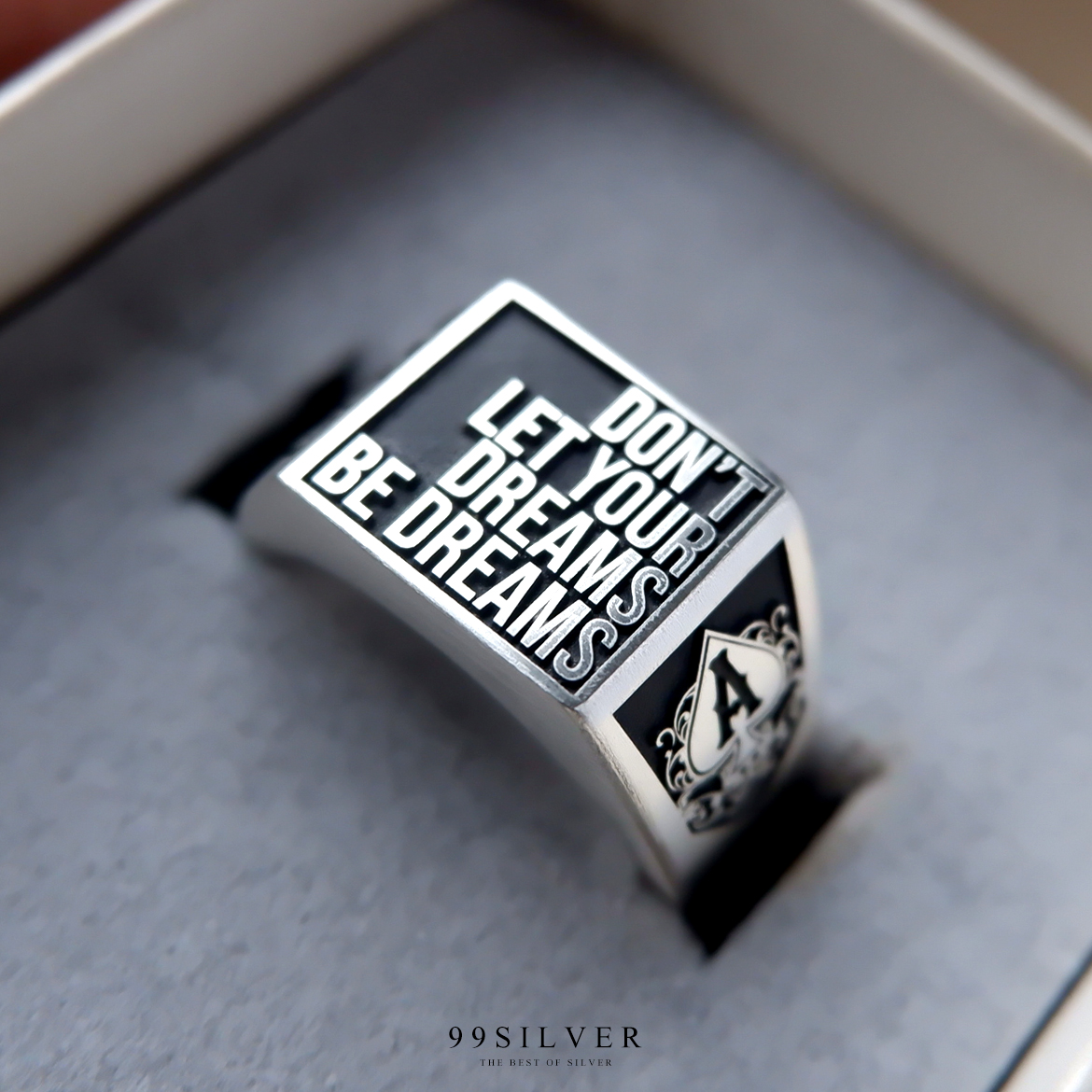 แหวนหน้าเหลี่ยม 11x11 มม. เนื้อตัน สามารถออกแบบ logo หรืออักษรได้อิสระ