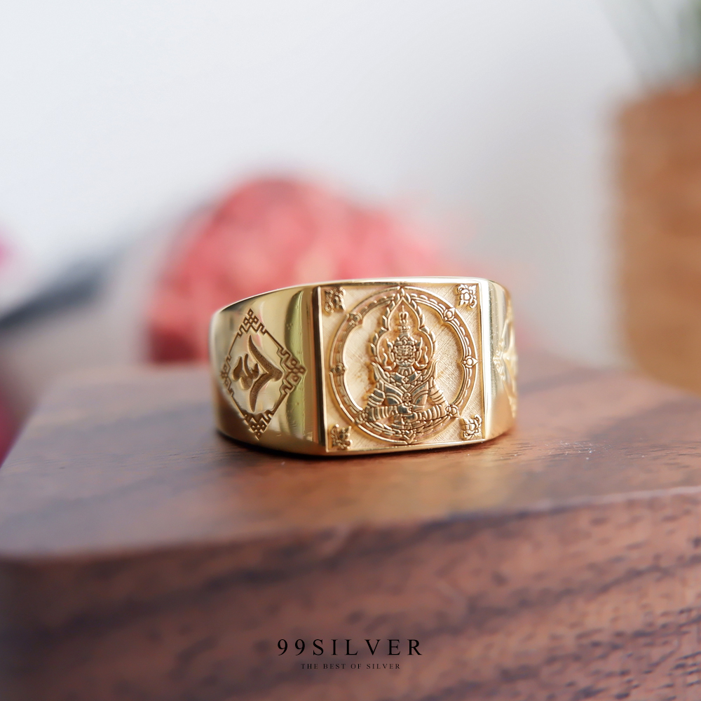 แหวนท้าวเวสสุวรรณ คอยปัดเป่าสิ่งชั่วร้ายและเพิ่มโชคลาภ ตัวเรือนหน้าเหลี่ยม 11 มม. เนื้อตัน