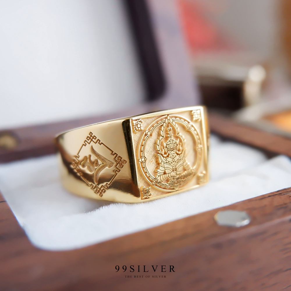 แหวนท้าวเวสสุวรรณ คอยปัดเป่าสิ่งชั่วร้ายและเพิ่มโชคลาภ ตัวเรือนหน้าเหลี่ยม 11 มม. เนื้อตัน