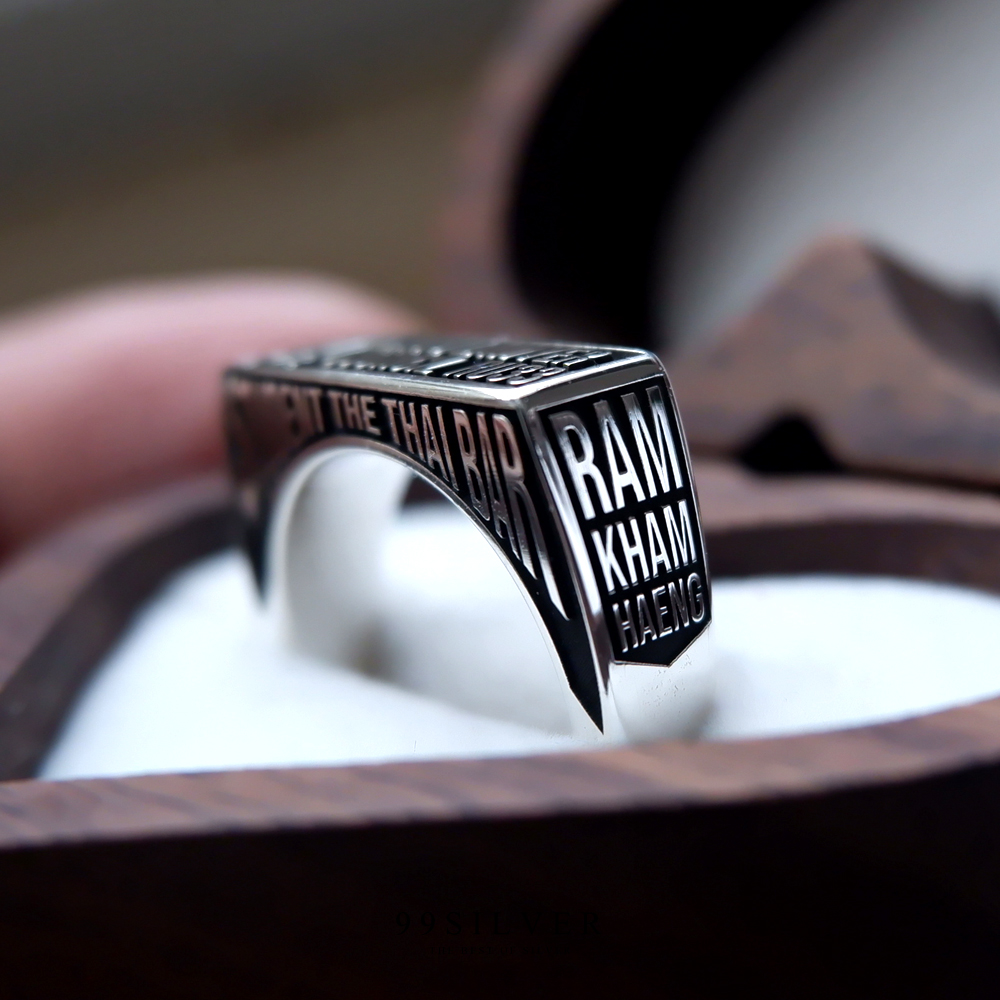 แหวนรุ่น ตัวเรือนเงินแท้แบบมาตรฐาน (เหลี่ยมยาว) สามารถออกแบบ Logo ได้ทุกตำแหน่ง