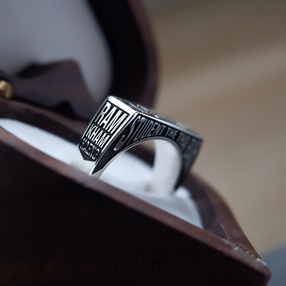 แหวนรุ่น ตัวเรือนเงินแท้แบบมาตรฐาน (เหลี่ยมยาว) สามารถออกแบบ Logo ได้ทุกตำแหน่ง