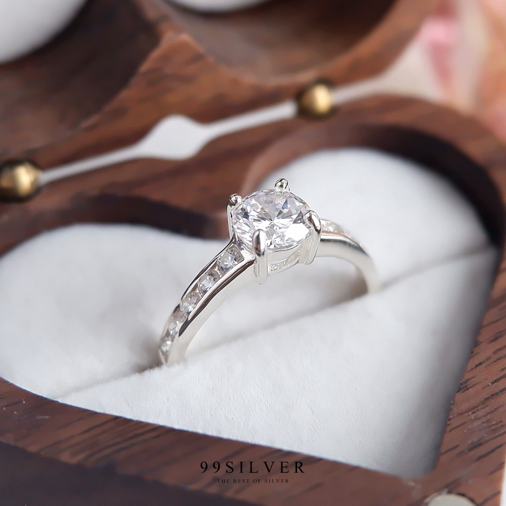 แหวนเงินเพชรชูขนาด 5 มิลลิเมตร ประดับด้วยเพชรเม็ดเล็กข้างตัวเรือน ก้านลดระดับ