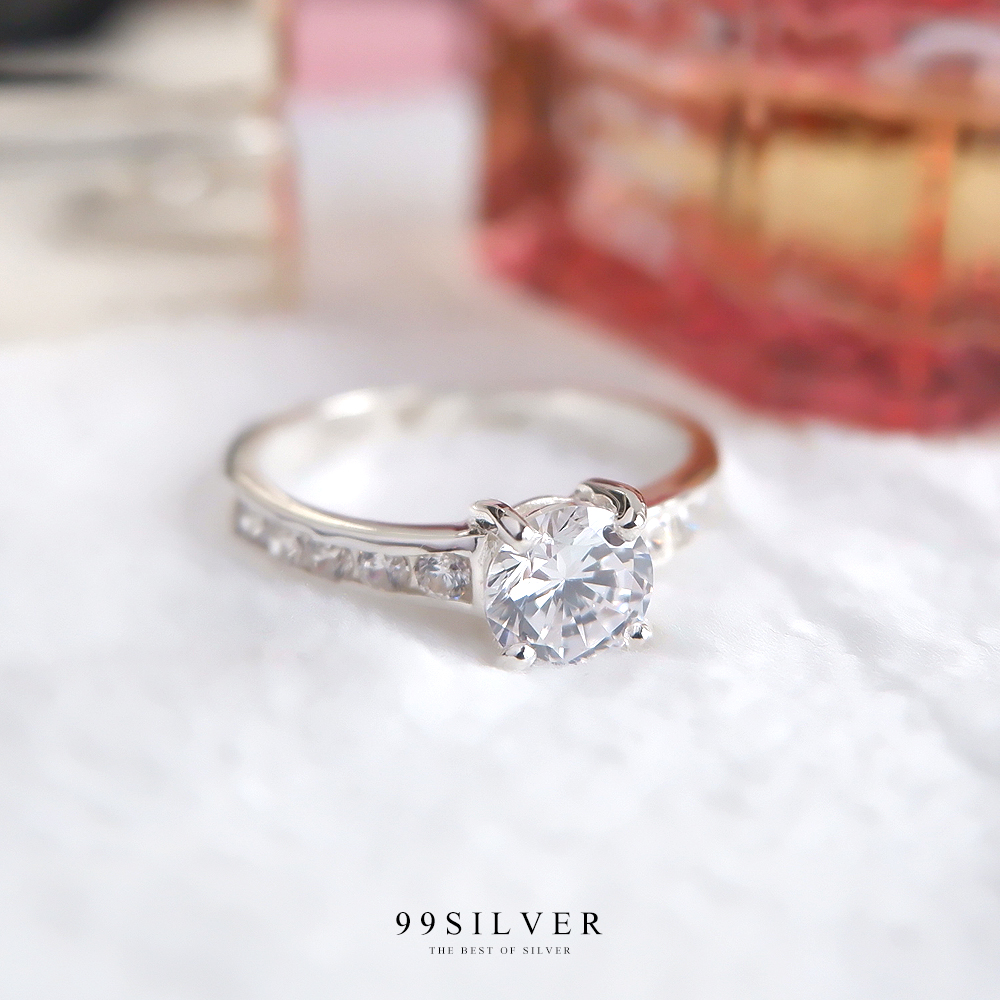 แหวนเงินเพชรชูขนาด 5 มิลลิเมตร ประดับด้วยเพชรเม็ดเล็กข้างตัวเรือน ก้านลดระดับ