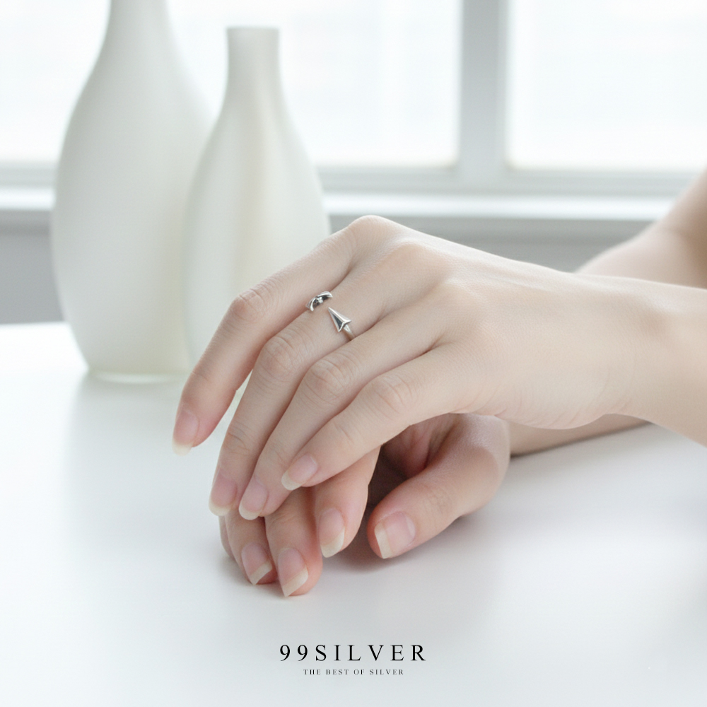 แหวนลูกศร Arrow Ring แบบหัวจรดหางศร ตัวเรือนรมดำชักเงา