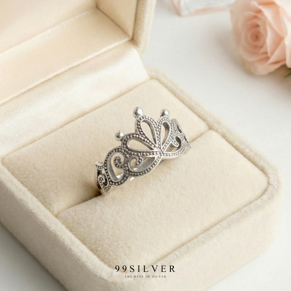 แหวนมงกุฎ ลายเม็ดไข่ปลาเล็ก ตัวเรือนรมดำคลาสสิค  ยอดมงกุฎมีเม็ดบอลเล็ก