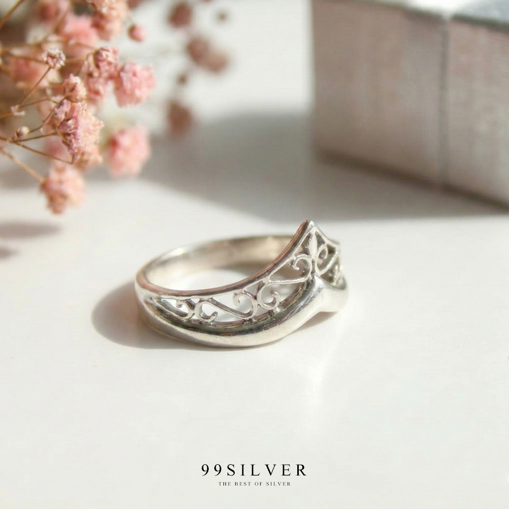 แหวนมงกุฎ ปลายเชิด ตีลายโปร่งรอบวง ก้านแหวน 2.5 มิลลิเมตร