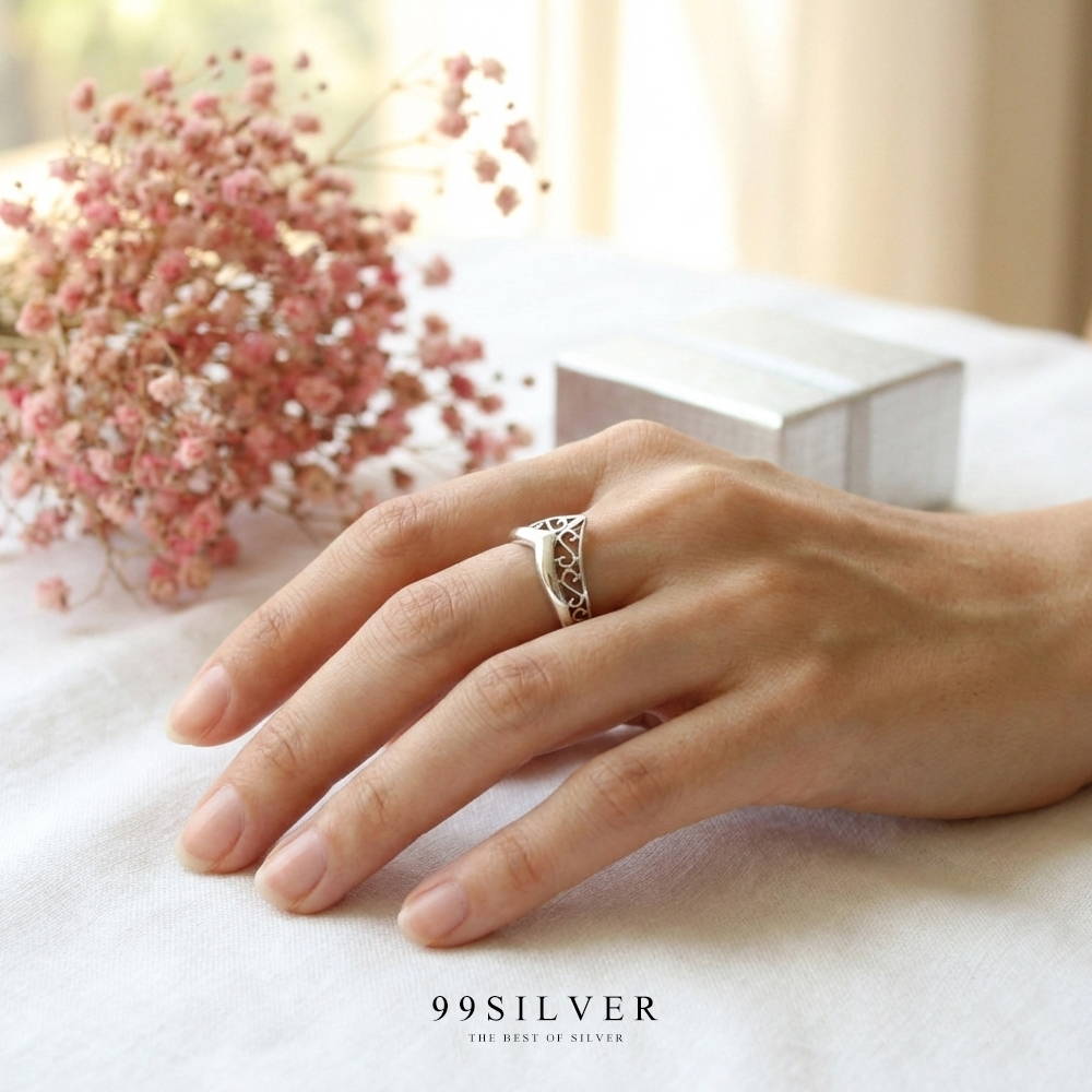 แหวนมงกุฎ ปลายเชิด ตีลายโปร่งรอบวง ก้านแหวน 2.5 มิลลิเมตร