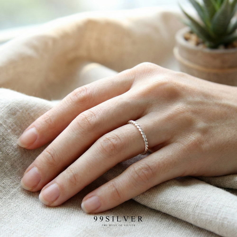 แหวนเกลียว ลายเล็ก เรือนเงินแท้กัดขาวสีสว่าง ขนาดเกลียว 1.5 มิลลิเมตร