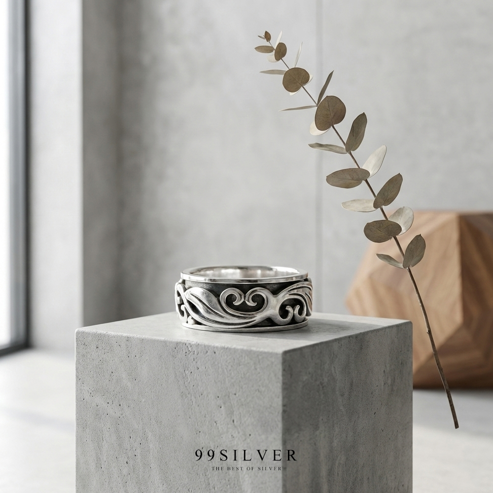 แหวนเงินแท้ทรงหน้าตัดประดับลวดลาย ในร่องรมดำ ตัวเรือนหมุนได้