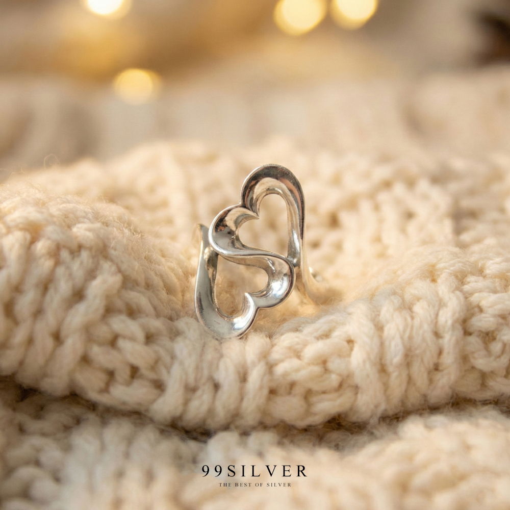 แหวนหัวใจซ้อนสลับไขว้ เป็นแบบทรงยาวตามทรงนิ้ว ตัวเรือนเงินแท้ขัดเงา