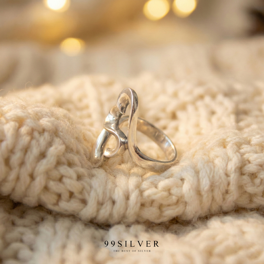 แหวนหัวใจซ้อนสลับไขว้ เป็นแบบทรงยาวตามทรงนิ้ว ตัวเรือนเงินแท้ขัดเงา