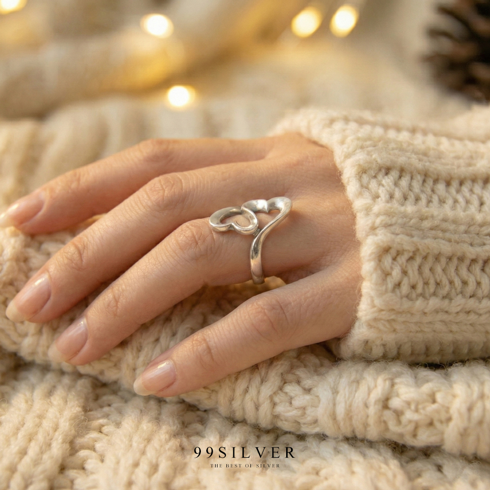 แหวนหัวใจซ้อนสลับไขว้ เป็นแบบทรงยาวตามทรงนิ้ว ตัวเรือนเงินแท้ขัดเงา