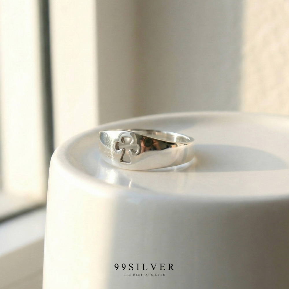 แหวนไม้กางเขน เป็นแบบเรียบเจาะลายทะลุเพื่อให้แสงส่องผ่านไปยังนิ้วได้