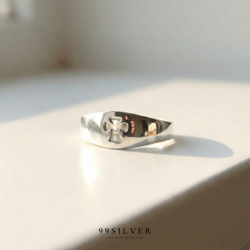 แหวนไม้กางเขน เป็นแบบเรียบเจาะลายทะลุเพื่อให้แสงส่องผ่านไปยังนิ้วได้