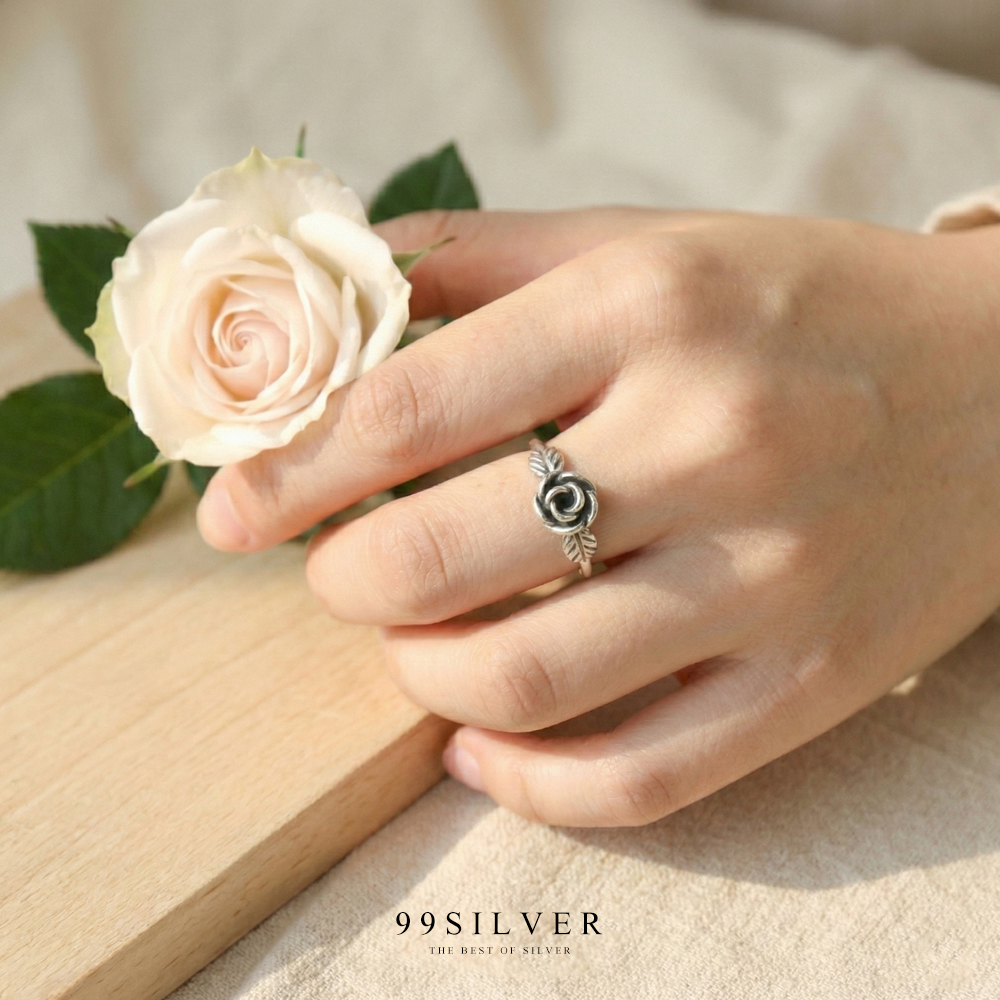 แหวนดอกกุหลาบ ตัวเรือนทำจากเงินแท้ทั้งวง ลงยาดำสวยงาม