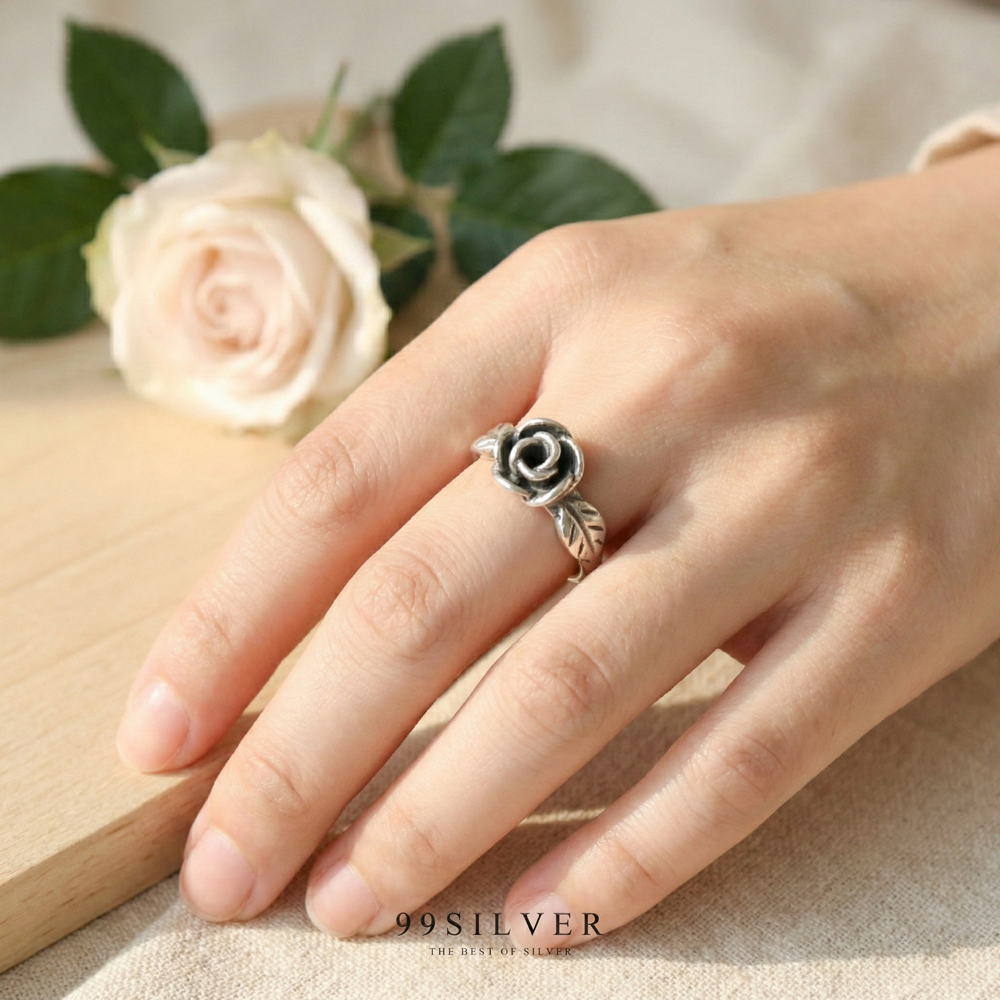 แหวนดอกกุหลาบ ตัวเรือนทำจากเงินแท้ทั้งวง ลงยาดำสวยงาม
