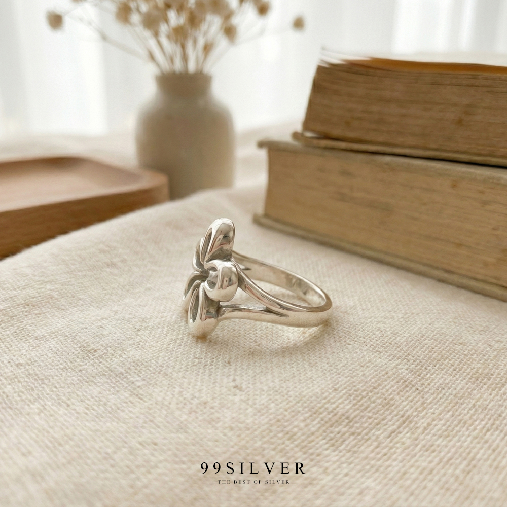 แหวนดอกไม้แบบโปร่งผิวทรงโค้งตัวเรือนเงินแท้ผิวขัดเงา