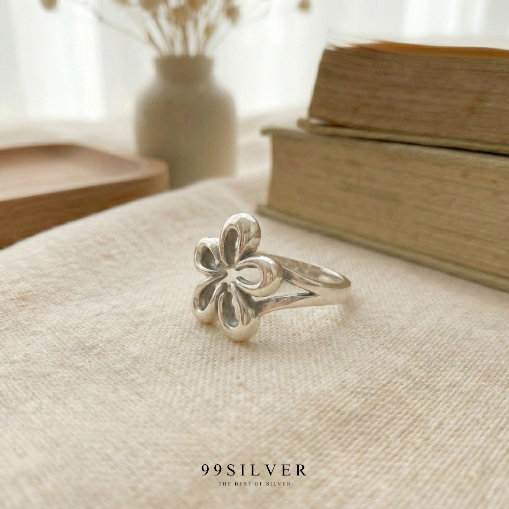 แหวนดอกไม้แบบโปร่งผิวทรงโค้งตัวเรือนเงินแท้ผิวขัดเงา