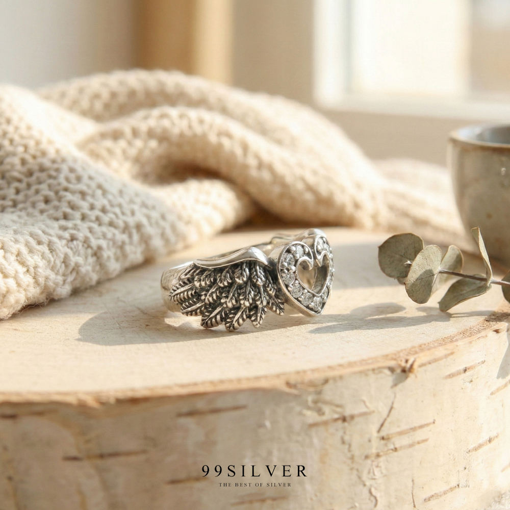 แหวน Wing of Heart หัวใจมีปีก ประดับเพชรหน้าเรือน รมยาดำเนื้อแหวน