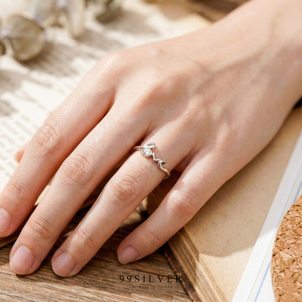 แหวน Love ประดับ Cz Swiss แท้ 1 เม็ด ตัวเรือนเงินแท้ดัดเป็นอักษรสวยงาม