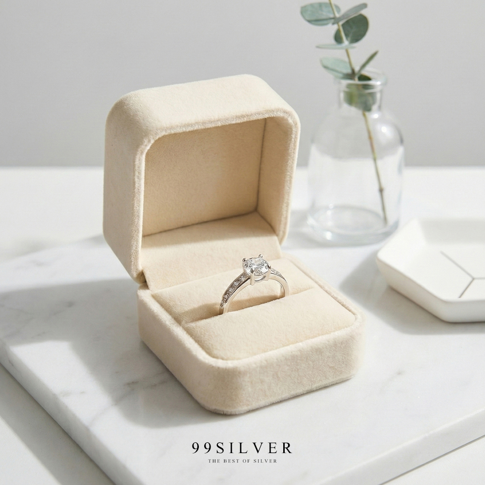 แหวนเงินเพชรชูขนาด 5 มิลลิเมตร ประดับด้วยเพชรเม็ดเล็กข้างตัวเรือน ก้านลดระดับ