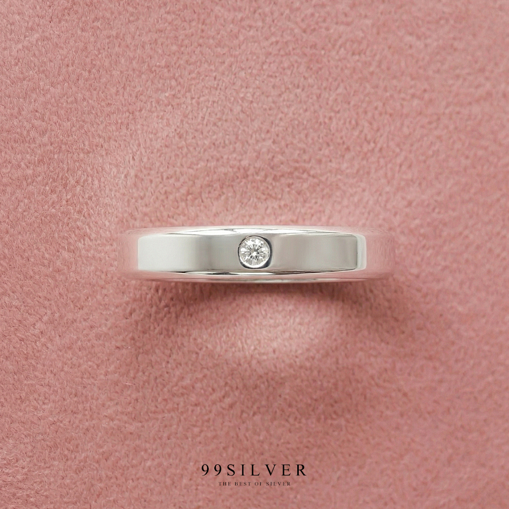 แหวนเงินแท้หน้าเรียบกว้าง 4 มิลลิเมตร ฝังเพชร 1 เม็ด ทรงกลม ตัวเรือนลดขอบเฉียง