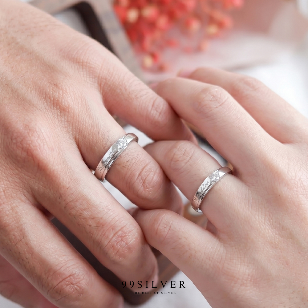 แหวนคู่รักตัวเรือนไขว้สลับฝังเพชร 1 เม็ดทรงกลม ขนาด 3 และ 5 มิลลิเมตร ก้านลดระดับสวยงาม