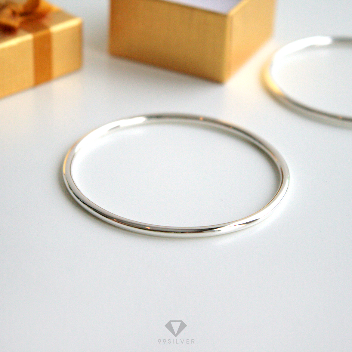 กำไลห่วงกลม หนา 3 มิลลิเมตร ตัวเรือนเชื่อมติดกลมรอบวง ไร้รอยต่อ