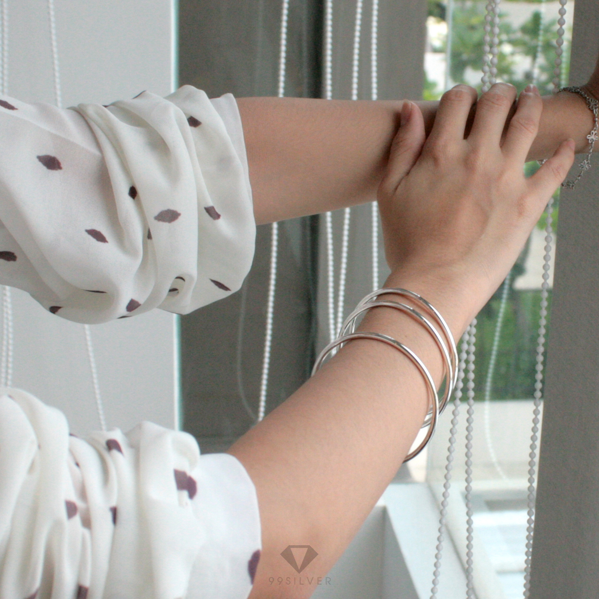 กำไลห่วงกลม หนา 3 มิลลิเมตร ตัวเรือนเชื่อมติดกลมรอบวง ไร้รอยต่อ