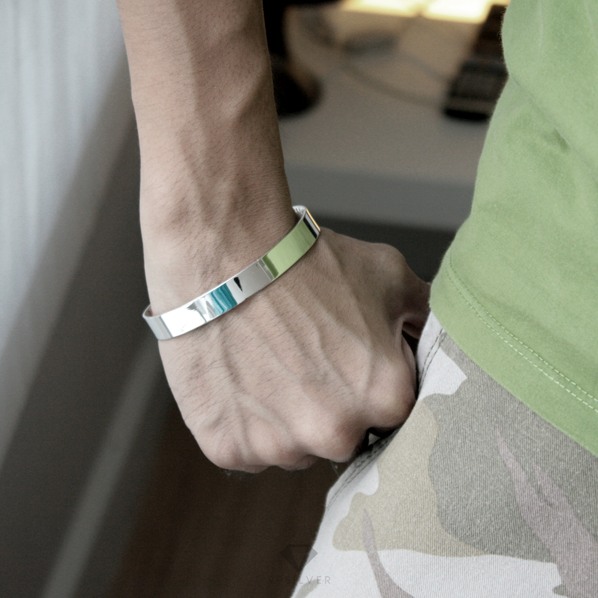 กำไลเงินตัว C หน้ากว้าง 10 มิลลิเมตร ปรับขนาดได้เล็กน้อย ปลายกำไลตัดโค้ง