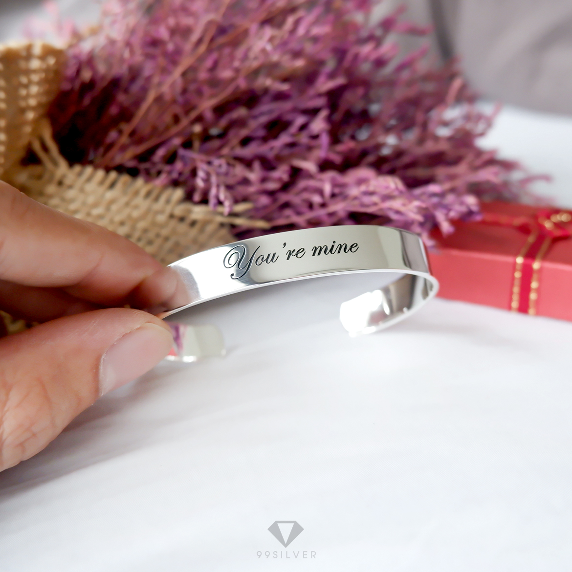 กำไลเงินตัว C หน้ากว้าง 10 มิลลิเมตร ปรับขนาดได้เล็กน้อย ปลายกำไลตัดโค้ง