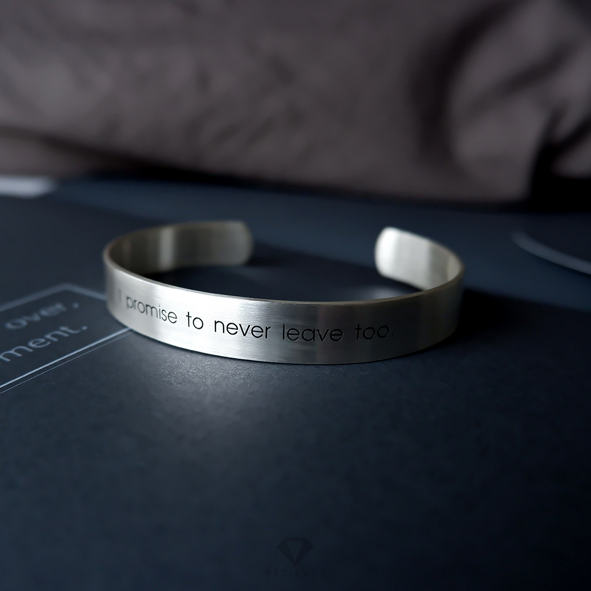 กำไลเงินตัว C หน้ากว้าง 10 มิลลิเมตร ปรับขนาดได้เล็กน้อย ปลายกำไลตัดโค้ง