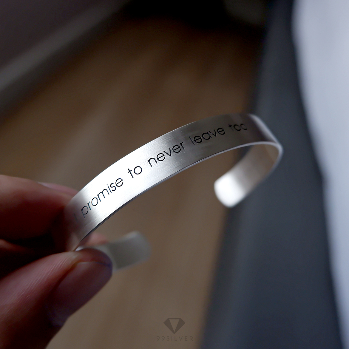 กำไลเงินตัว C หน้ากว้าง 10 มิลลิเมตร ปรับขนาดได้เล็กน้อย ปลายกำไลตัดโค้ง