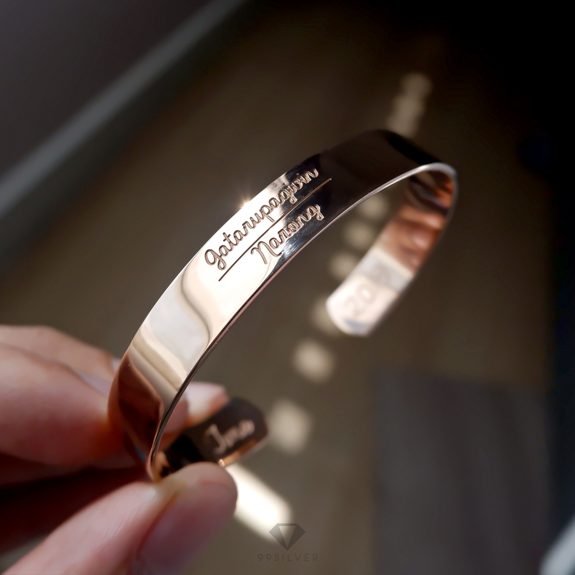 กำไลเงินตัว C หน้ากว้าง 10 มิลลิเมตร ปรับขนาดได้เล็กน้อย ปลายกำไลตัดโค้ง