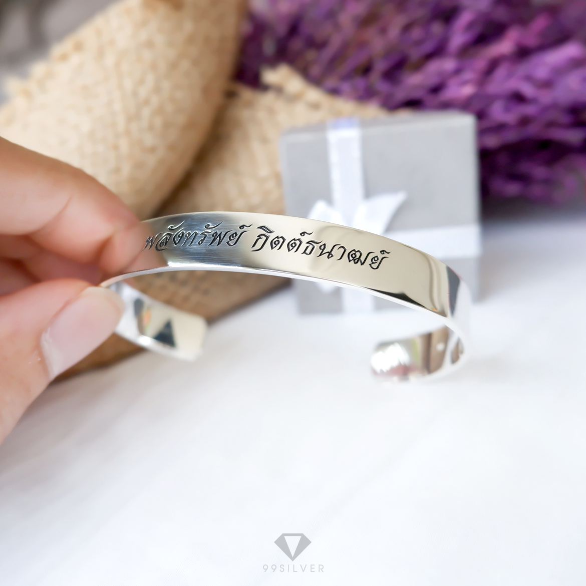 กำไลเงินตัว C หน้ากว้าง 10 มิลลิเมตร ปรับขนาดได้เล็กน้อย ปลายกำไลตัดโค้ง