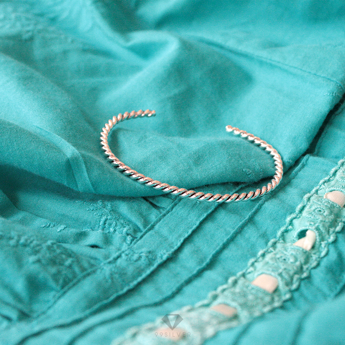 กำไลตัว C แบบเกลียวตลอดทั้งวง ตัวเรือนลงยาดำร่อง ผิวเงา