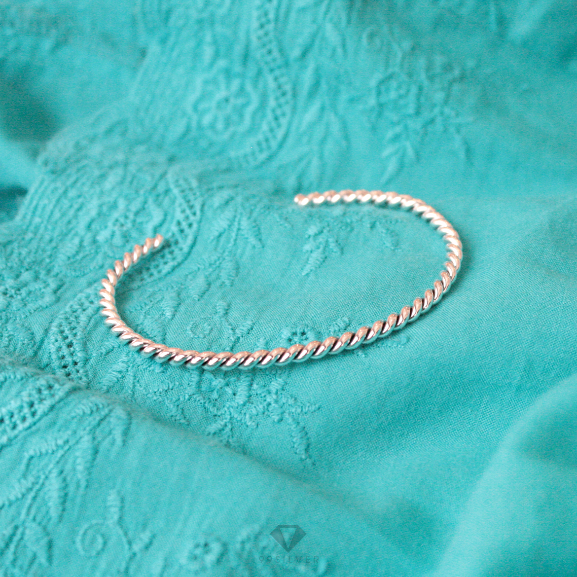 กำไลตัว C แบบเกลียวตลอดทั้งวง ตัวเรือนลงยาดำร่อง ผิวเงา