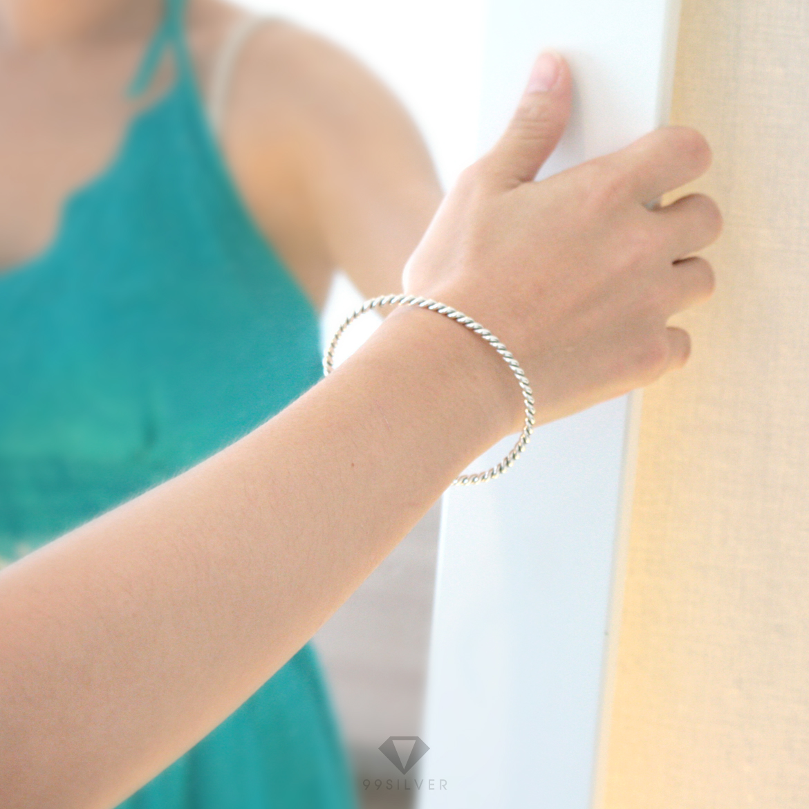 กำไลตัว C แบบเกลียวตลอดทั้งวง ตัวเรือนลงยาดำร่อง ผิวเงา