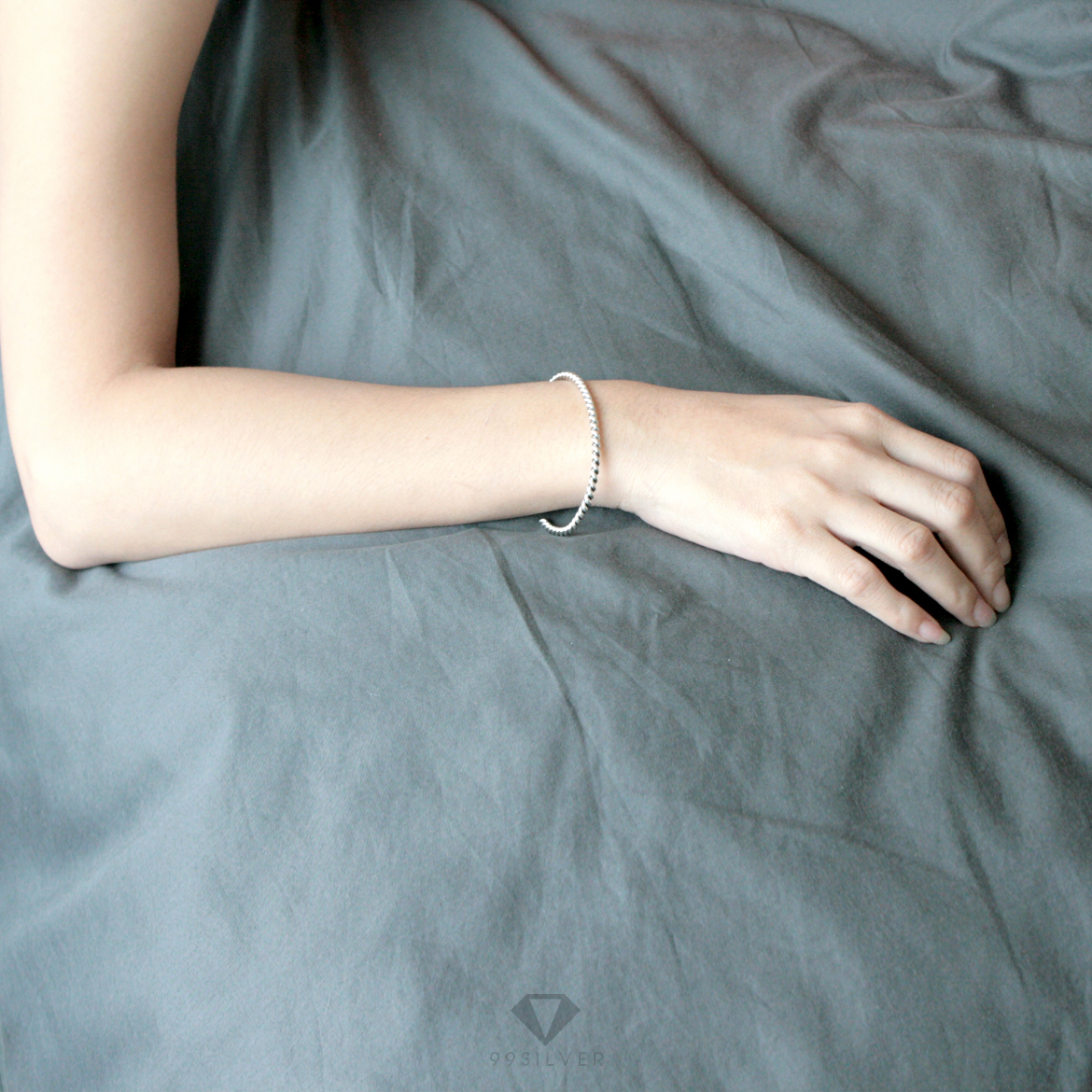 กำไลตัว C แบบเกลียวตลอดทั้งวง ตัวเรือนลงยาดำร่อง ผิวเงา